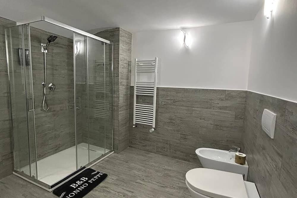Foto 4 von 13: Suite room with private en suite bathroom and terrace