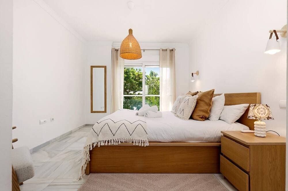 Foto 9 von 30: Apartment on the beachfront in Estepona,