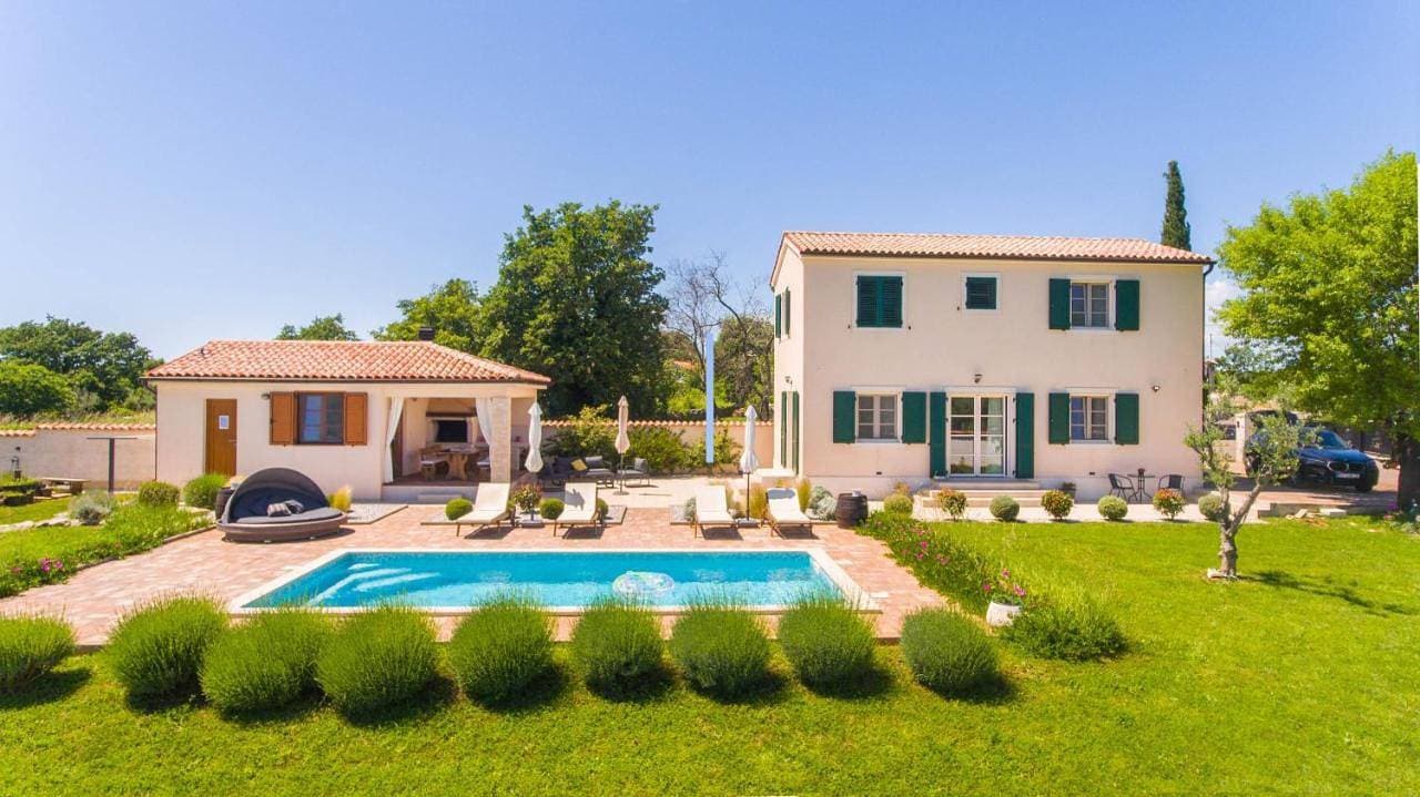 Anima Calma Filipana- family villa surrounded with vineyards and olive groves 1