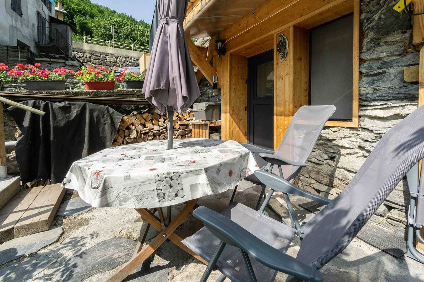 Foto 10 von 10: Ferienwohnung 'Charmant 3 Etoiles' mit Bergblick, privater Terrasse und Wi-Fi