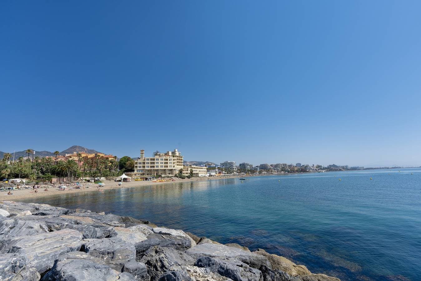 Foto 6 von 28: Apartment 'Oasis Torrequebrada' mit Ausblick, Pools, privatem Parkplatz und WLAN