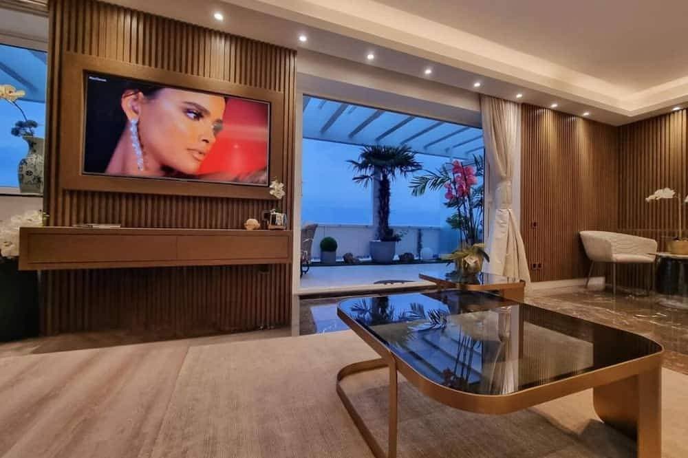 Foto 11 von 30: One 360 Skyline Athens - Penthouse Apartment with private Skyview Jacuzzi