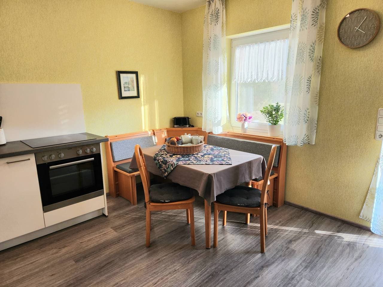 Foto 12 von 35: Ferienwohnung 'Scheurebe' mit privatem Balkon, Gemeinschaftsterrasse und Gemeinschaftsgarten