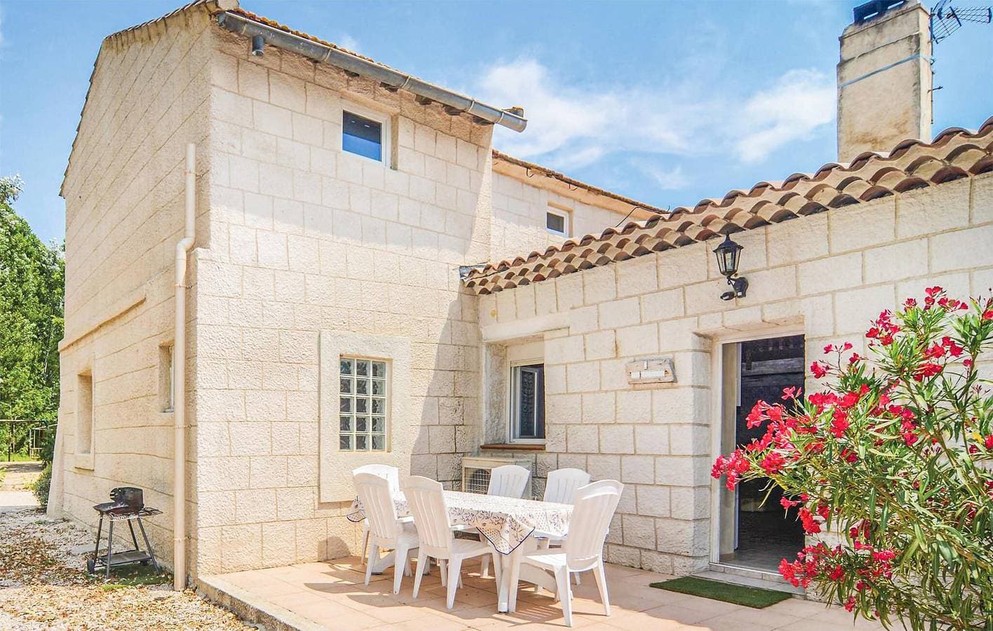 Gemütliche Wohnung mit Pool, Garten und Parkplatz in der Nähe von Rhone 1