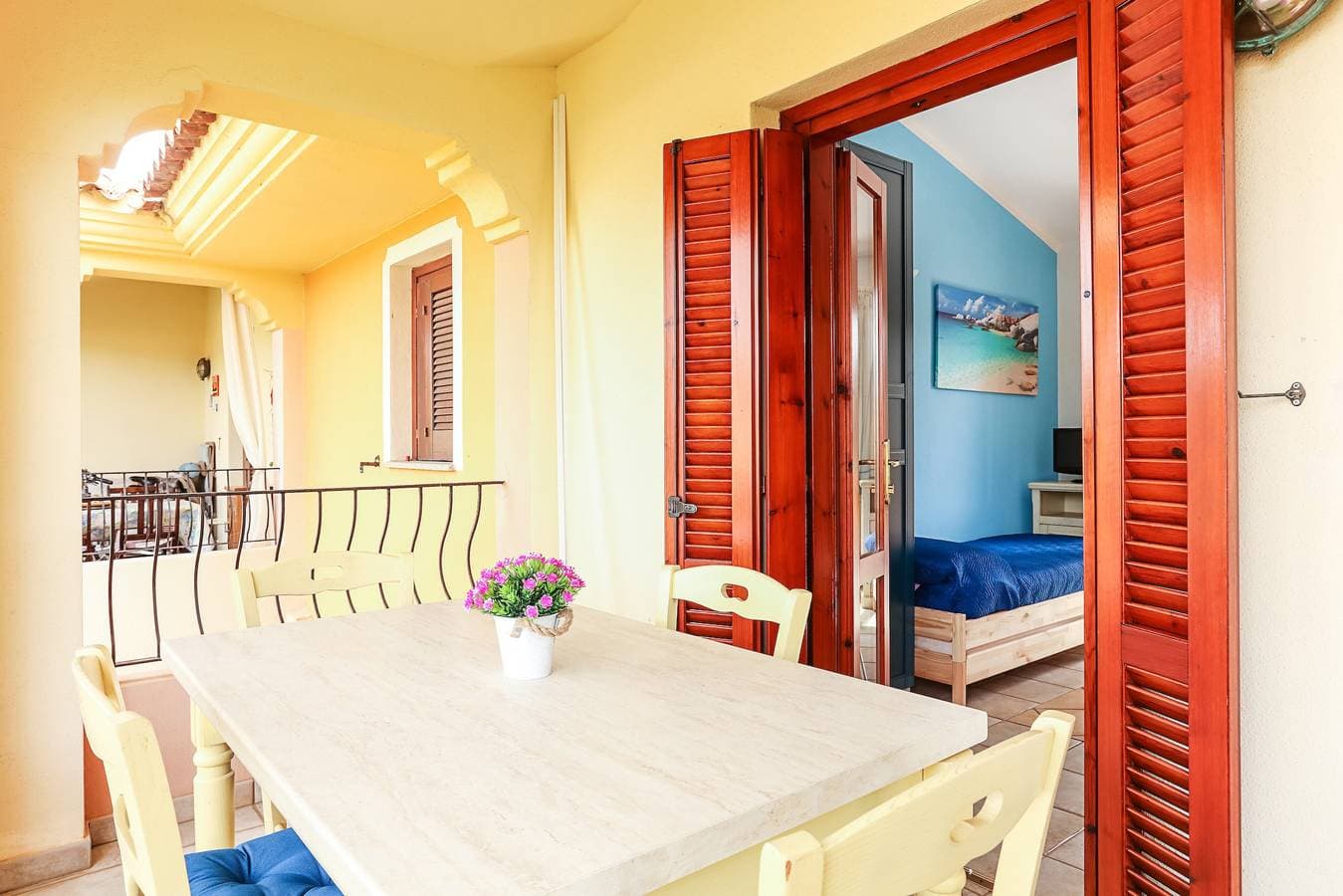 Foto 3 von 26: Ferienwohnung "Bilocale Geranium Beach" mit Terrasse und Klimaanlage