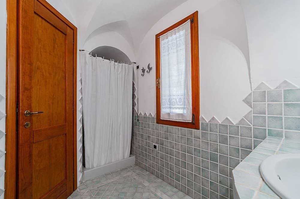 Foto 11 von 30: Panoramic sea view villa in La Maddalena with garden. Walk to beaches.