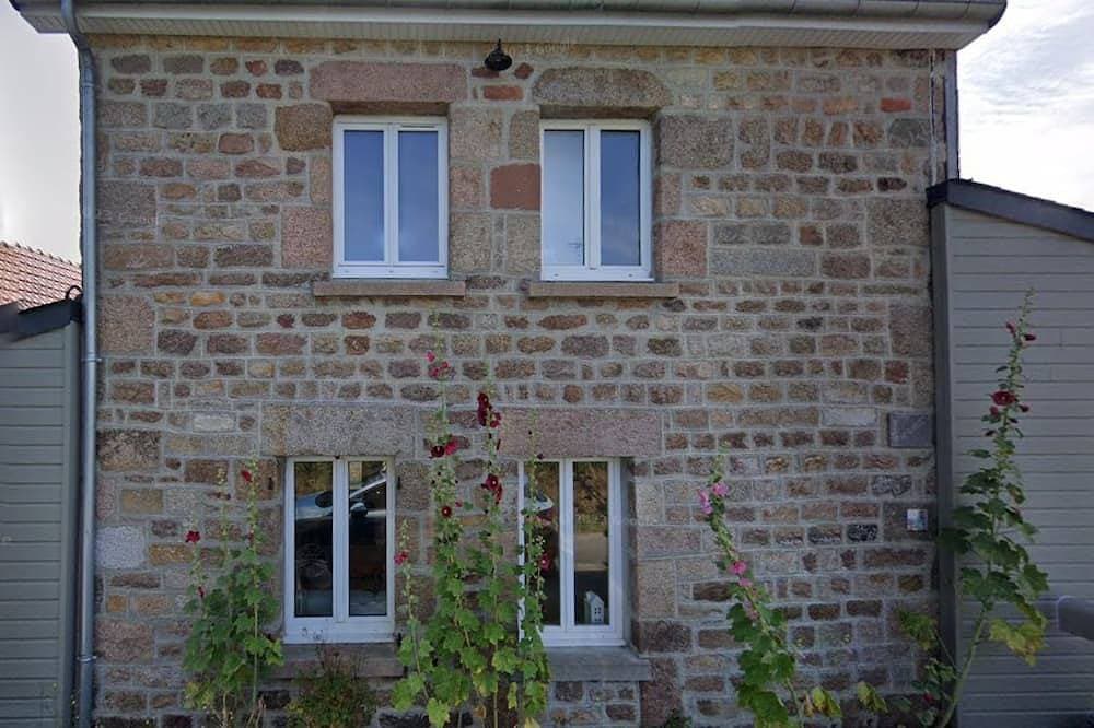 Quiet, typical stone house 800 m from the beach 1