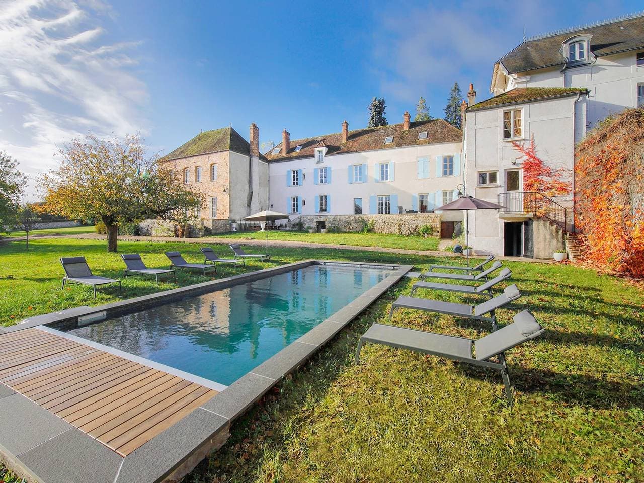 Großzügiges Anwesen für 20 mit Pool und Garten 1