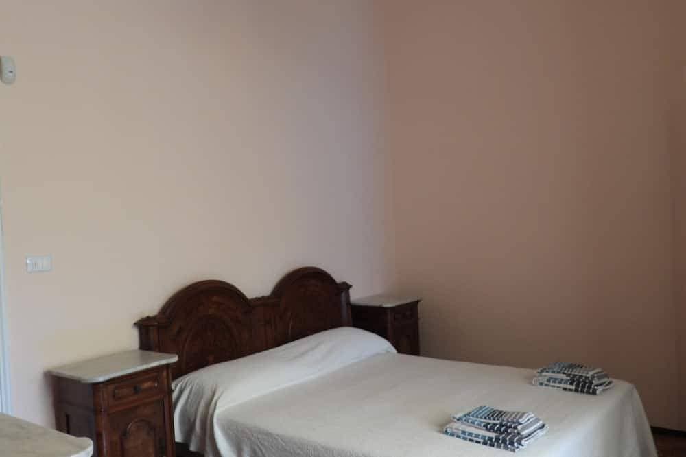 Foto 3 von 30: Garda lake Salò Luxury apartment old romantic family Villa, terrace garden