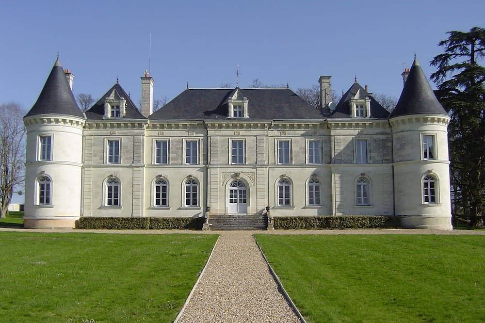 Schönes Schloss mit Pool und Park im Loiretal 1