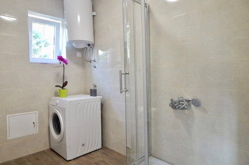 Foto 7 von 25: Comfortable holiday house with apartments / Beautiful first floor apartment with terrace and grill / A3