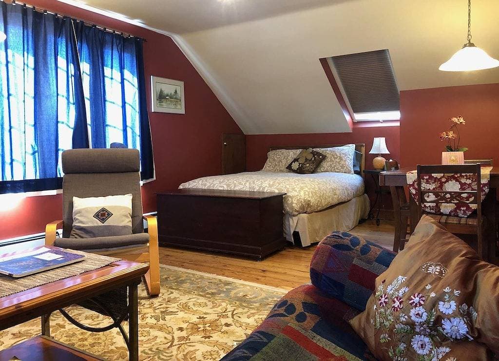Foto 8 von 24: Valhalla Suite – Cozy, Eclectic Studio in Downtown Nelson