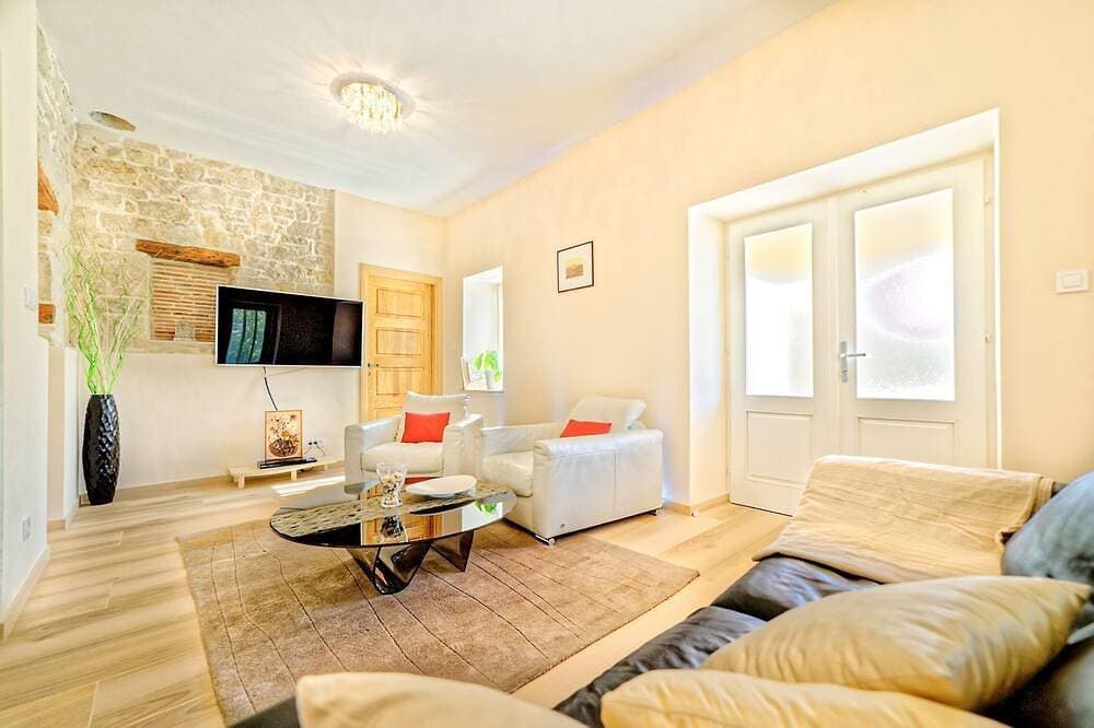 Foto 11 von 21: Atemberaubende Villa mit Infinity-Pool, Blick auf Motovun, Billard, Tischtennis, BBQ