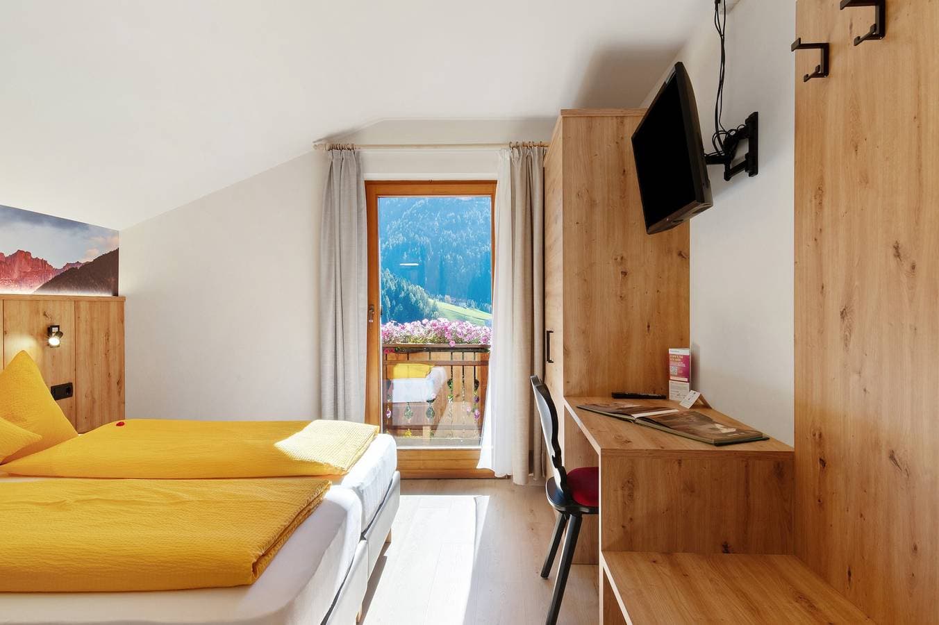 Foto 7 von 38: Zimmer 'Veltierhof 6' mit Bergblick, privater Terrasse und Wi-Fi