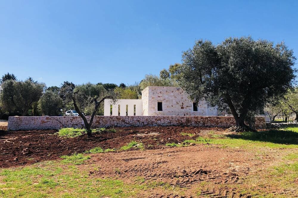 Foto 9 von 30: White stone typical apulian villa  with barrel roof  surrounded by olive trees.