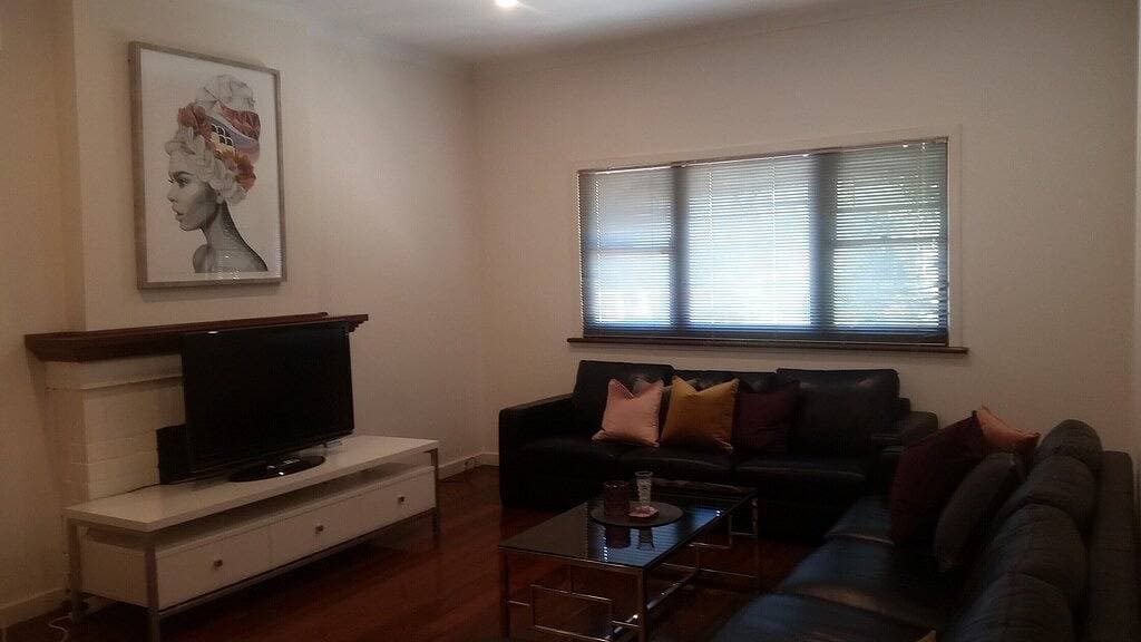 Foto 10 von 25: 3-Zimmer-Haus mit Kronleuchtern, Granit-Arbeitsplatten und Art-Deco-Elementen. WIFI inc