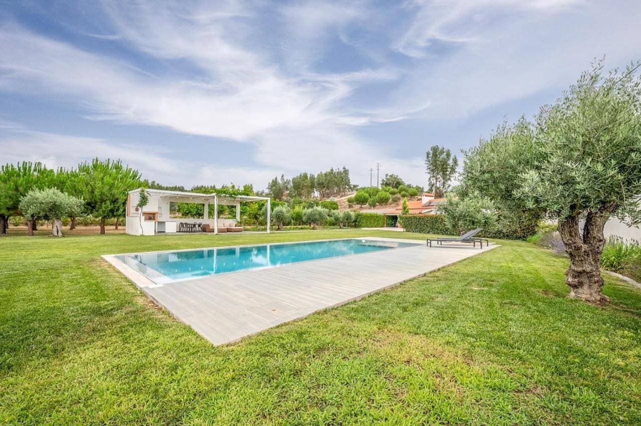 Refreshing poolside escape in Ponte de Sor 1