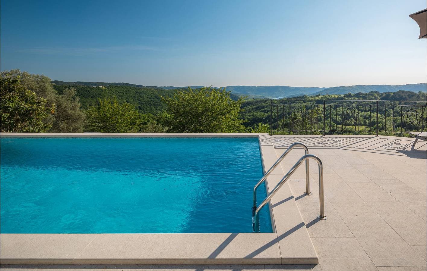 Foto 11 von 52: Charmante 200 m² große Wohnung mit Pool und Terrasse, 2,5 km vom Fluss entfernt