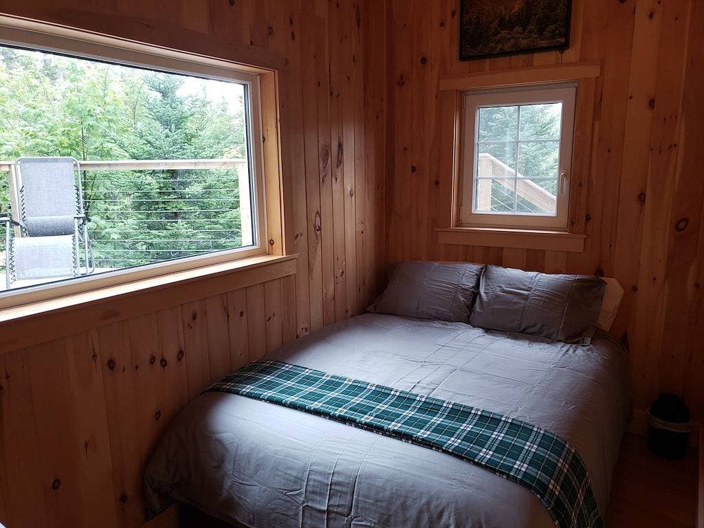 Foto 7 von 11: Raven's Roost Hike-in Sleeping Cabin at Sally's Brook Off-Grid Luxury Cabins