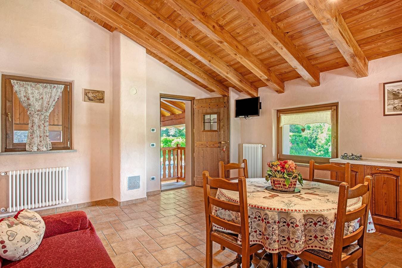 Foto 2 von 30: Ferienwohnung 'La Maison De Deni - Vista Montagna' mit Bergblick, Privatem Garten und WLAN