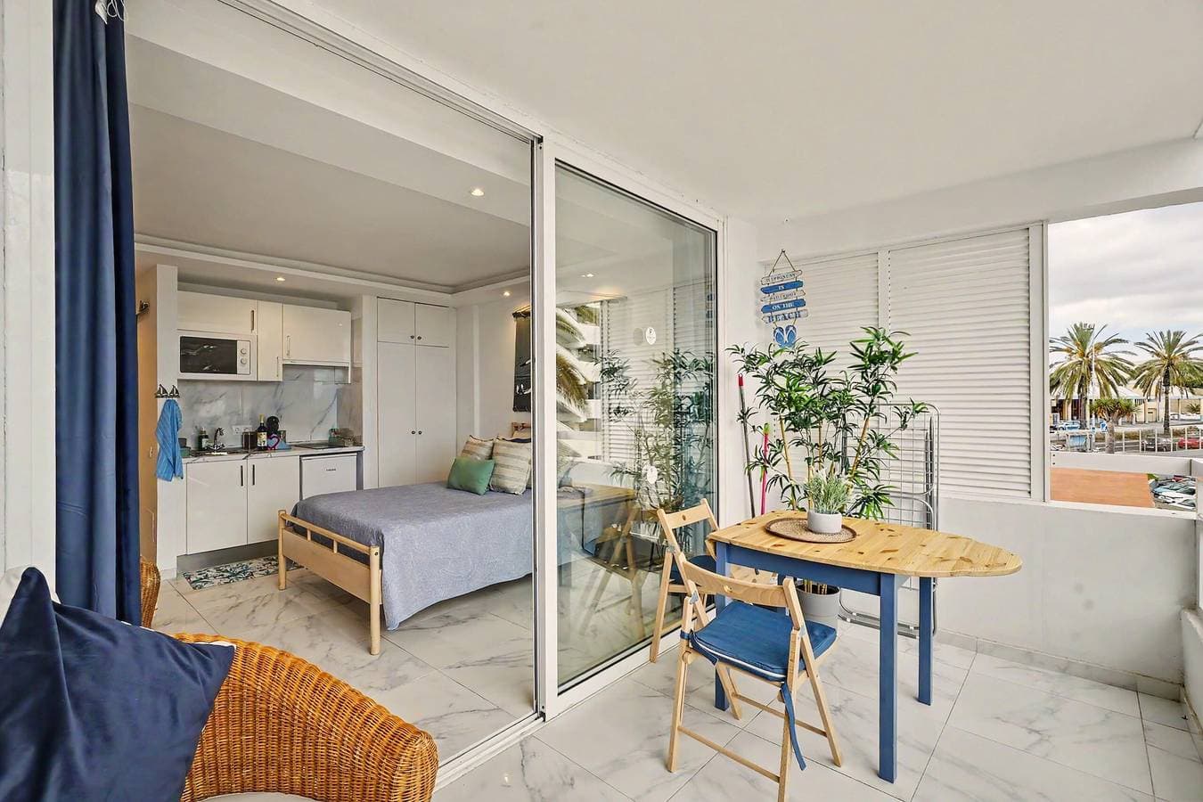 Foto 3 von 23: Ferienapartment 'Suit Atlántica' mit Meerblick, Pool und WLAN