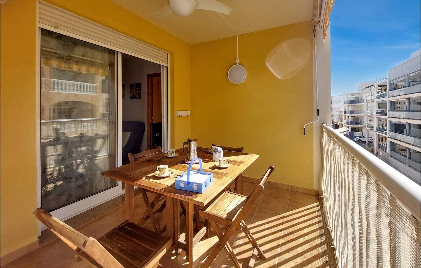 Gemütliches 1BR mit AC, Pool & Terrasse nahe Playa Masbó 1