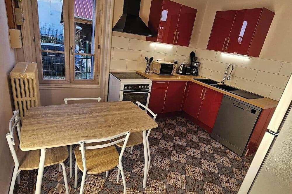 Town house with courtyard and garden close to shops. 1