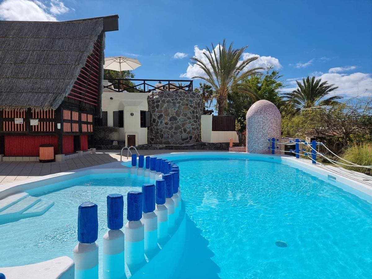 DESIGNER HOME WITH INCREDIBLE VIEWS ON TOP OF THE BEACH 1