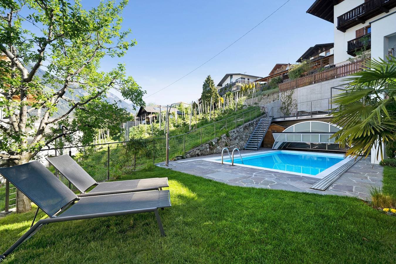 Foto 3 von 17: Ferienwohnung 'Nelkenstein Sommer' mit Bergblick, Gemeinschaftspool und WLAN