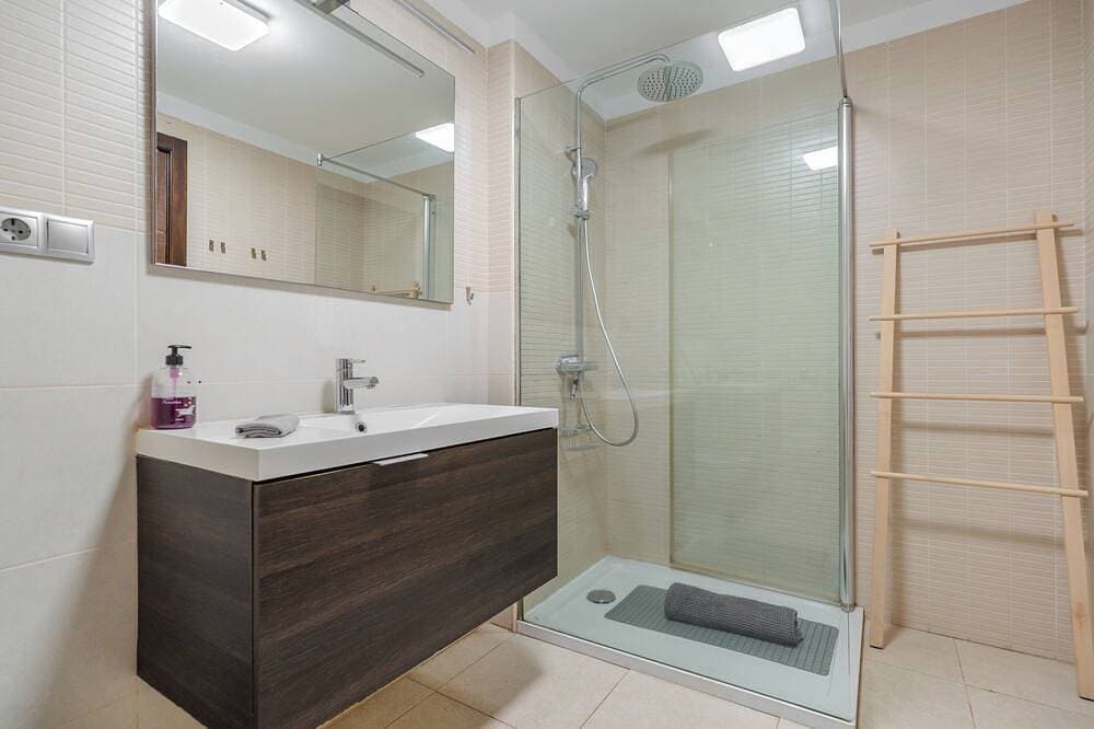 Foto 8 von 30: Neu !!! Luxuswohnung, 32 m2 Sonnenterrasse, Blick auf den Pool