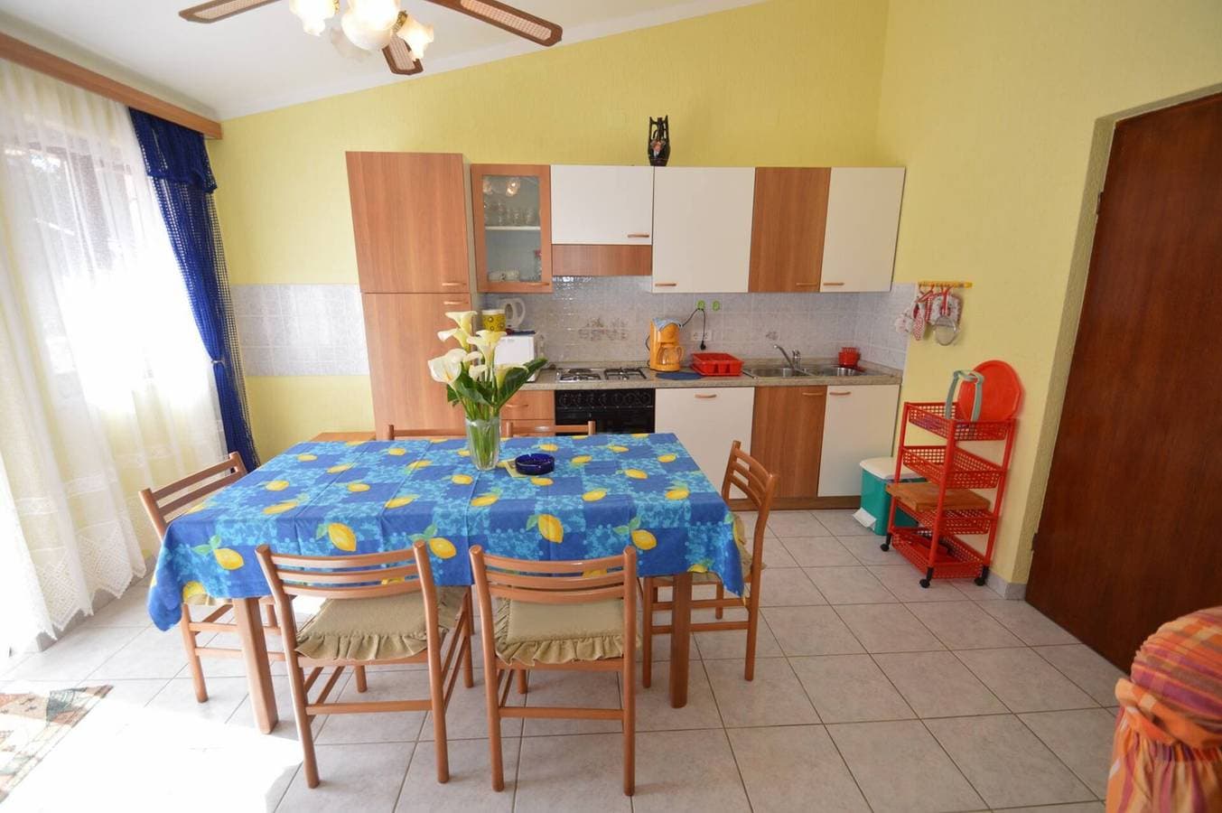 Foto 7 von 16: Apartment Franka 1, Wohnfläche 84 m2. Es verfügt über zwei Schlafzimmer, ein Badezimmer mit Badewanne, ein Wohnzimmer, ein Esszimmer und eine Küche. Das Apartment verfügt über eine große Terrasse und einen privaten Parkplatz.