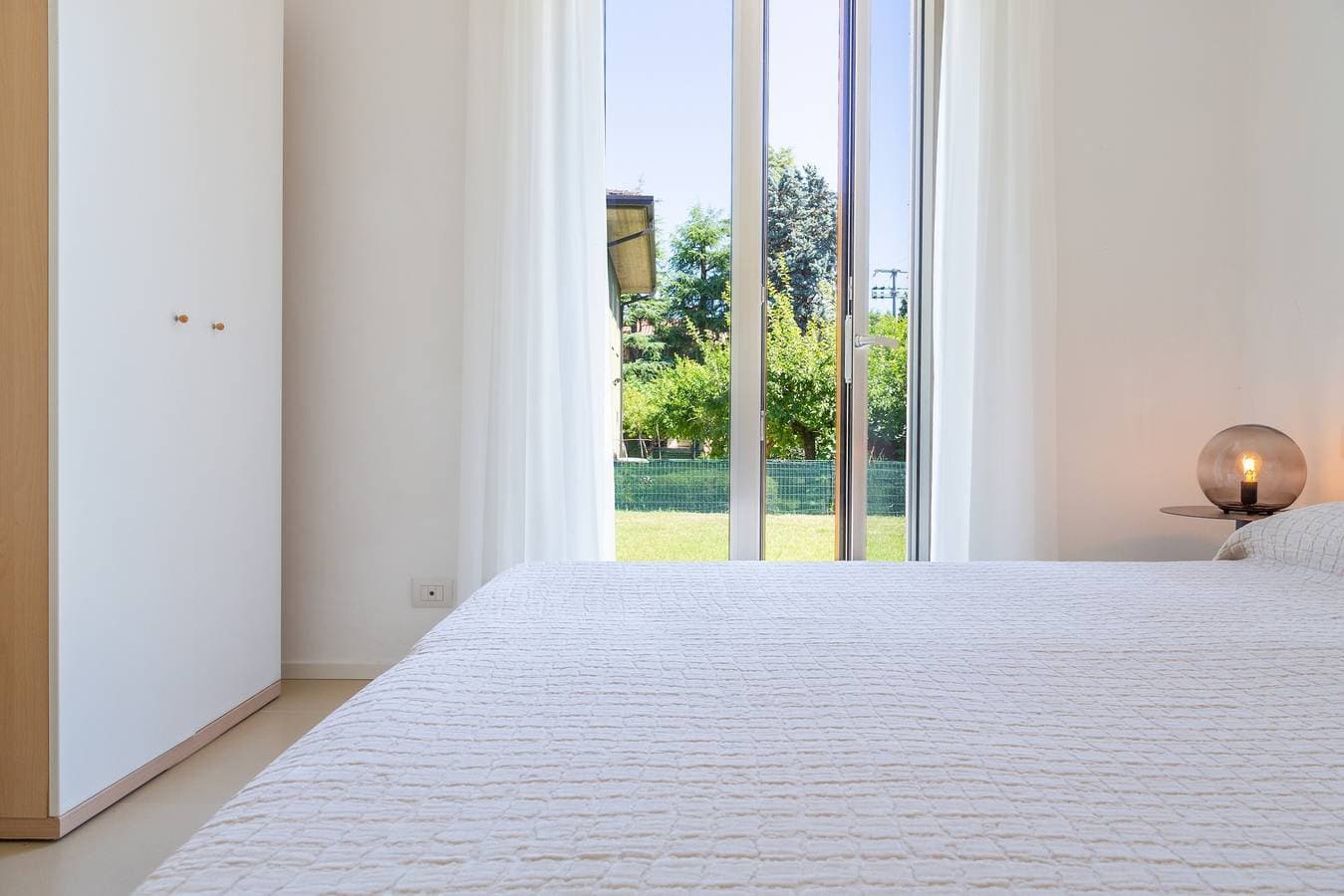Foto 12 von 27: Moderne Ferienwohnung "Baseventuno 3" mit Pool
