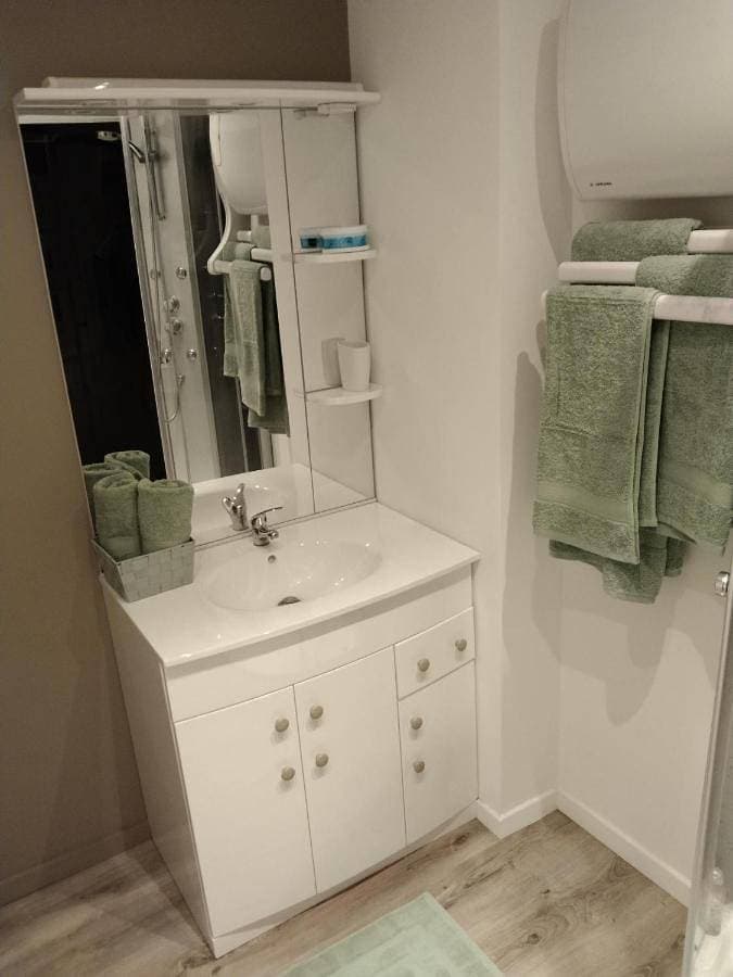 Foto 4 von 8: Double Room with Private Bathroom