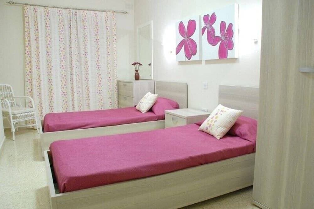 Foto 4 von 18: Superb villa 3, inviting pool and spacious outside space.Fully airconditioned.