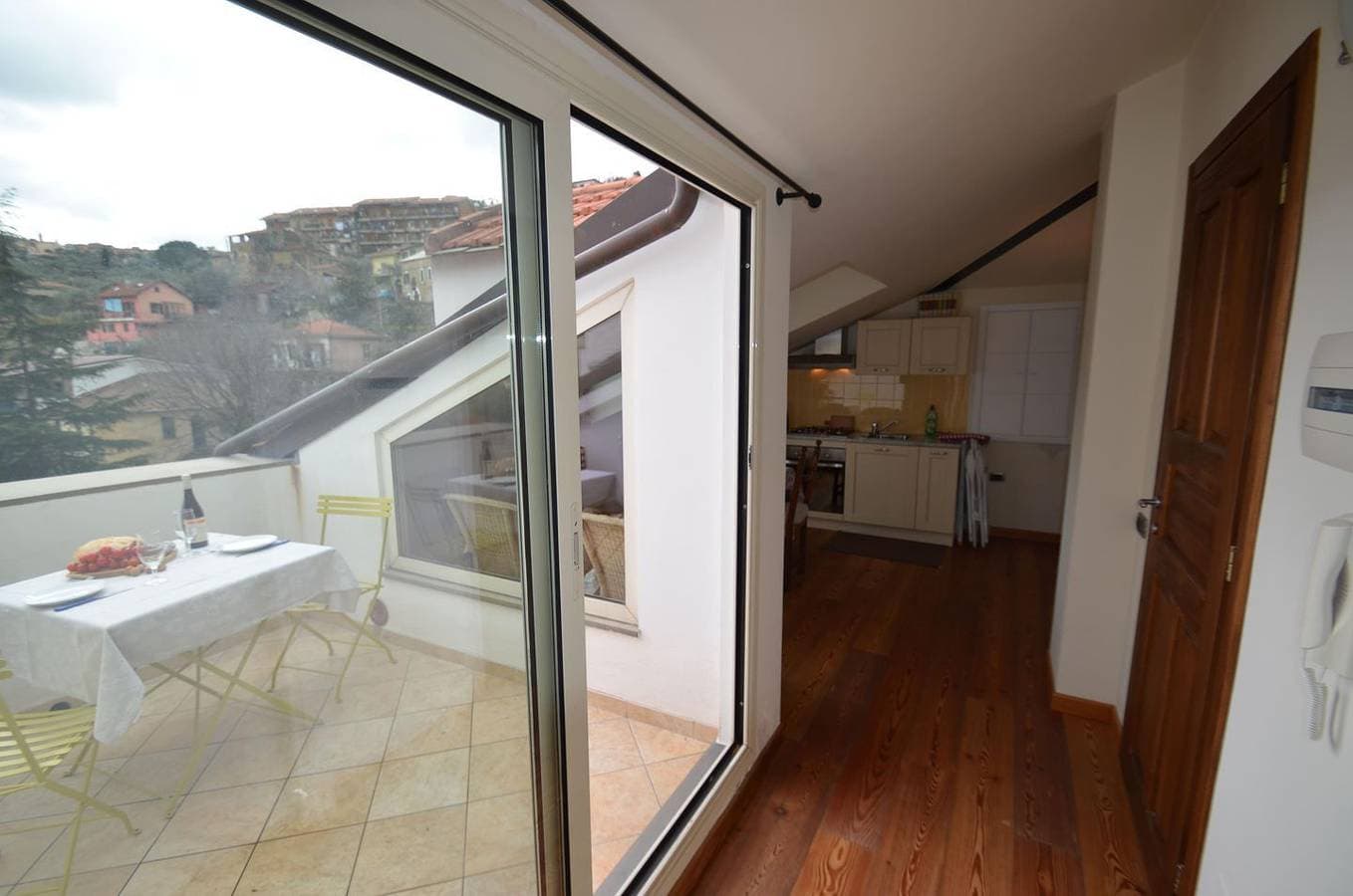 Foto 13 von 27: Helle Altbau-Mansardenwohnung mit romantischer Dachterrasse und Garten