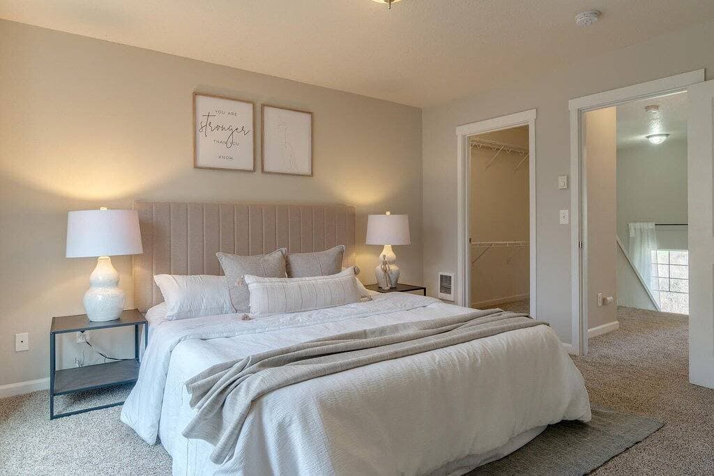 Foto 13 von 28: Stylish Entire Townhome w/ greenspace throughout!! Serene!