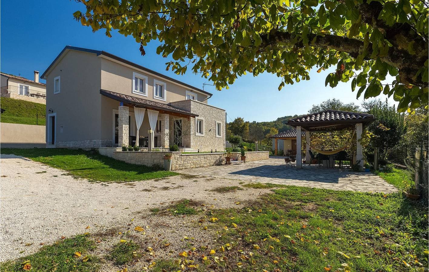 Foto 3 von 55: Charmante 140 m² große Wohnung mit Terrasse, WLAN, Klimaanlage und Parkplatz