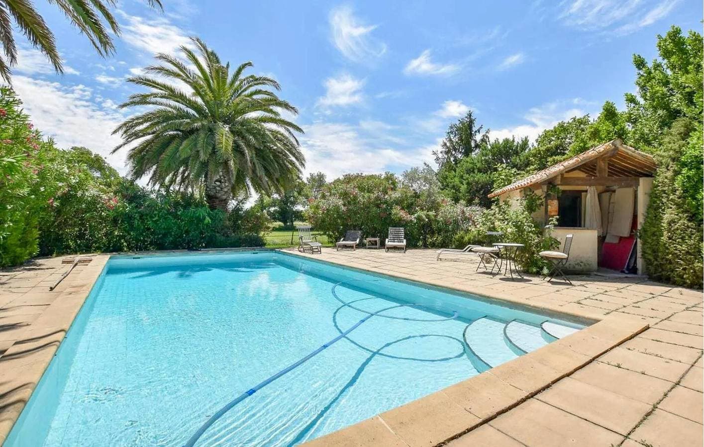 Modernes Apartment mit Pool, Parkplatz, Garten & WiFi 1