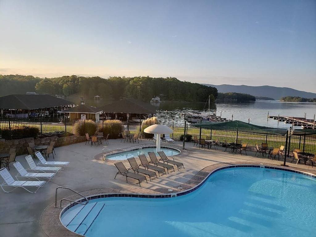 Foto 13 von 28: Smith Mountain Lake Suite