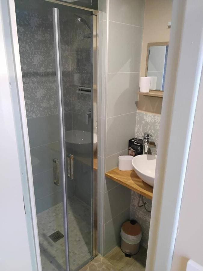 Foto 2 von 5: Quadruple Room with Private Bathroom