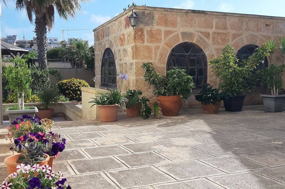 Foto 11 von 30: Superb & comfortable 2-bedroom villa apt sleeps 5, swimming pool, AC/WiFi