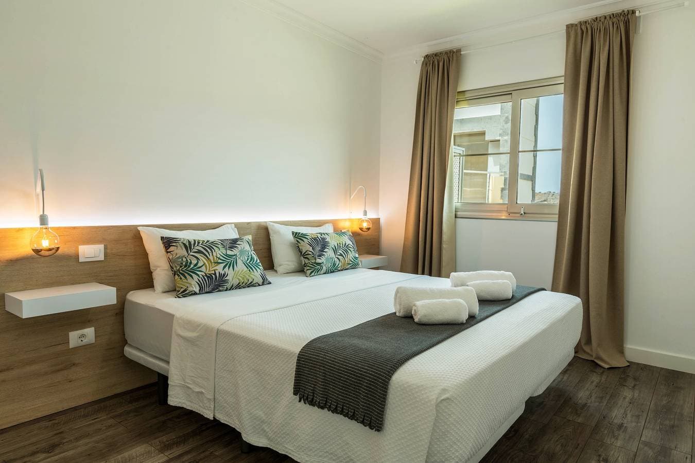 Foto 7 von 23: Ferienwohnung "Happy Dreamer" mit Gemeinschaftspool, Terrasse und Blick auf die Berge