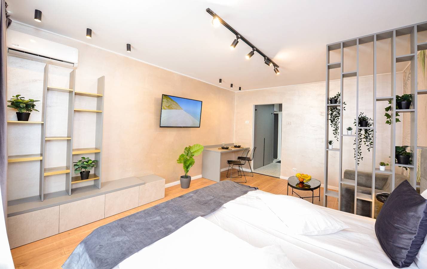 Foto 5 von 16: Park Studio Cismigiu Gardens - Ruhiges Zimmer - Smart-TV