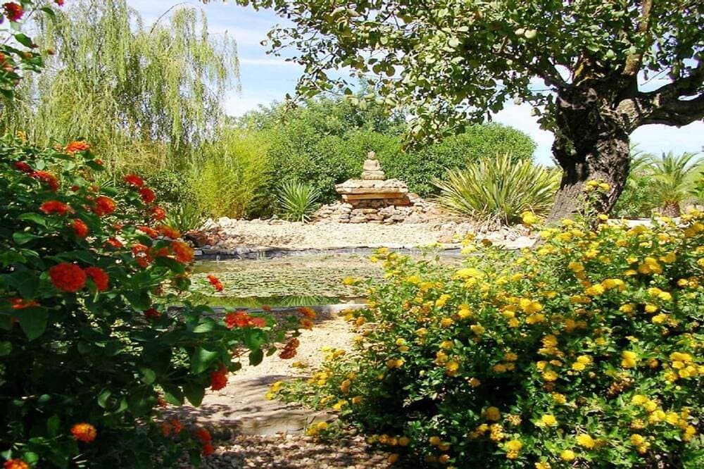 Foto 10 von 19: Bungalow with pool, gardens and lake.