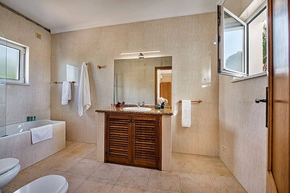 Foto 8 von 30: Geräumige Villa mit Pool in Praia Verde, zu Fuß zum Strand, mit kostenlosem WLAN