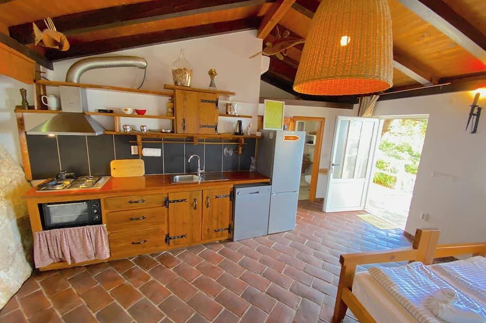 Foto 5 von 16: House for two with a private terrace located directly on the beach, town Hvar