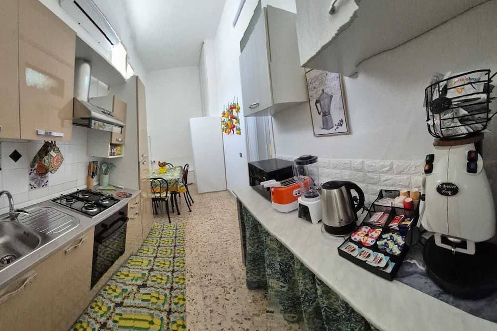 Foto 10 von 13: Small Brazil Home 1 minute from metro stop and 5 minutes from the beach