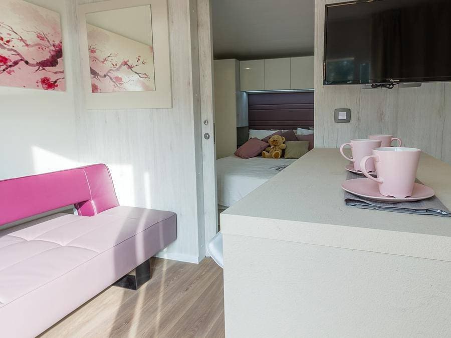 Foto 3 von 24: Camping Porton Nature Hideouts - Mobilheim 2 personen - Comfort | 1 Zi. | 2 Pers. | Erhöhte Terrasse | Klima | TV