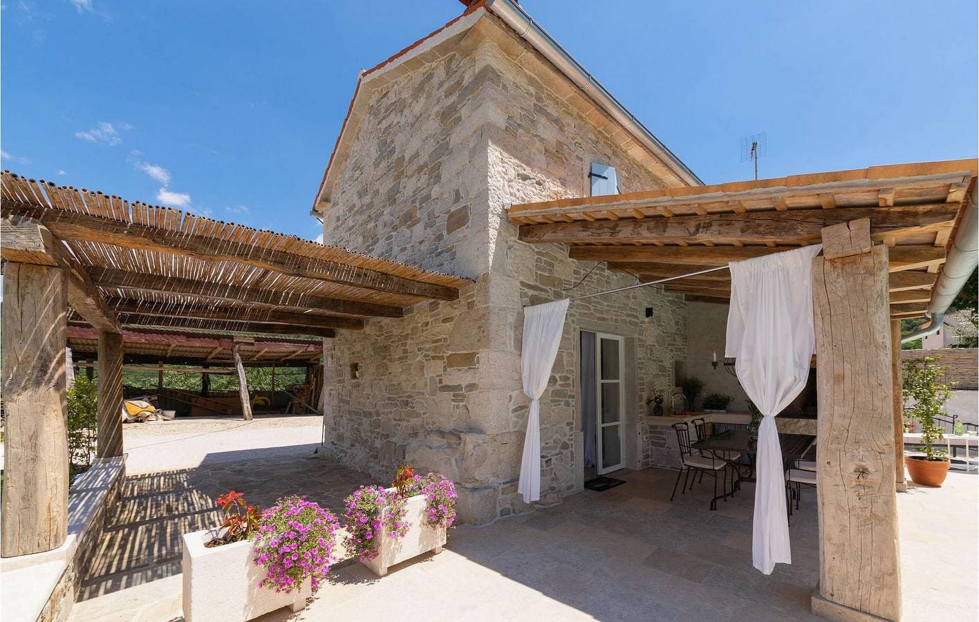 Charmante 2-Zimmer-Wohnung mit Pool, WLAN und in der Nähe von Novaki Motovunski 1