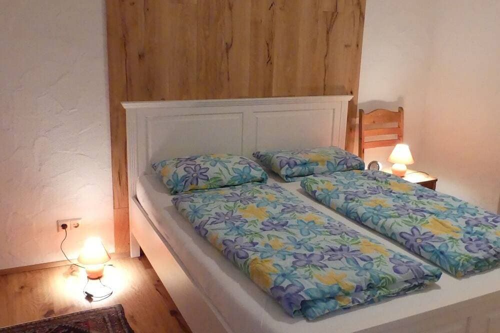 Renovierte, gemütliche Ferienwohnung mit anteiliger Gartennutzung 1